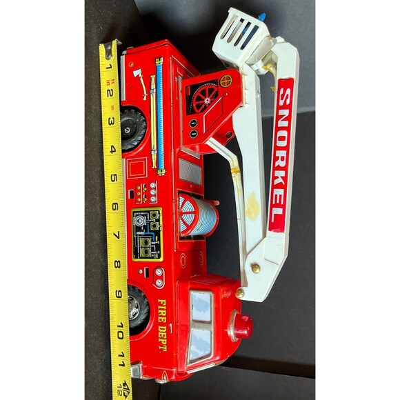 VTG Yonezawa Japan Tin Battery Operated Snorkle Fire Engine Truck Doesn’t Work - Picture 11 of 14